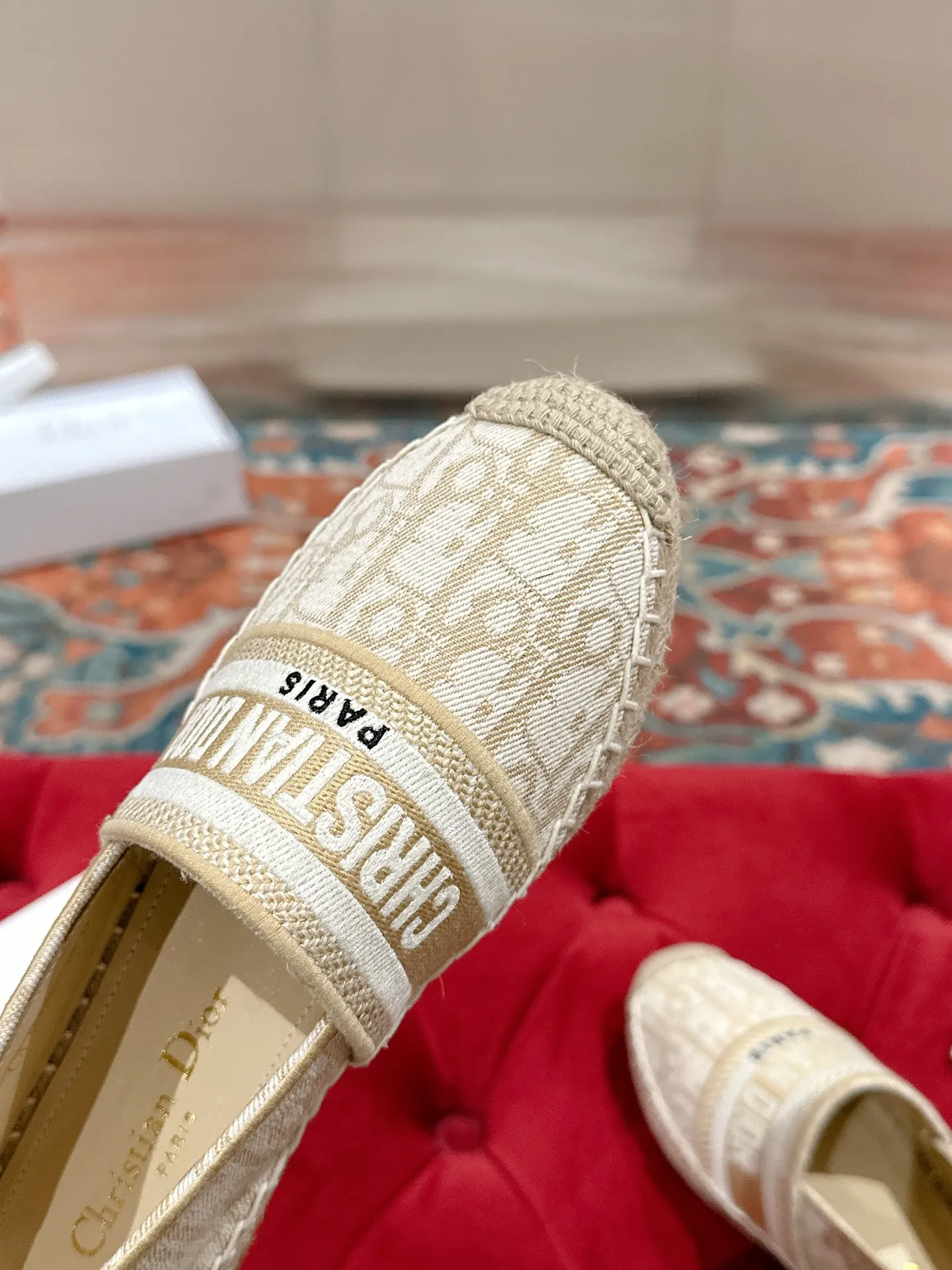 👟👟Ex-factory price 440👟👟 Dior DIOR's new popular early spring fisherman shoes 🆕 Simple, elegant and fashionable, timeless and timeless, it is a classic that will never fade away in the fashion circle, retro fisherman shoes. Original hand-woven surface, electric embroidery technology! Specific cloth surface and rubber outsole. Code number: 35-39 (40.41 customized, non-refundable)